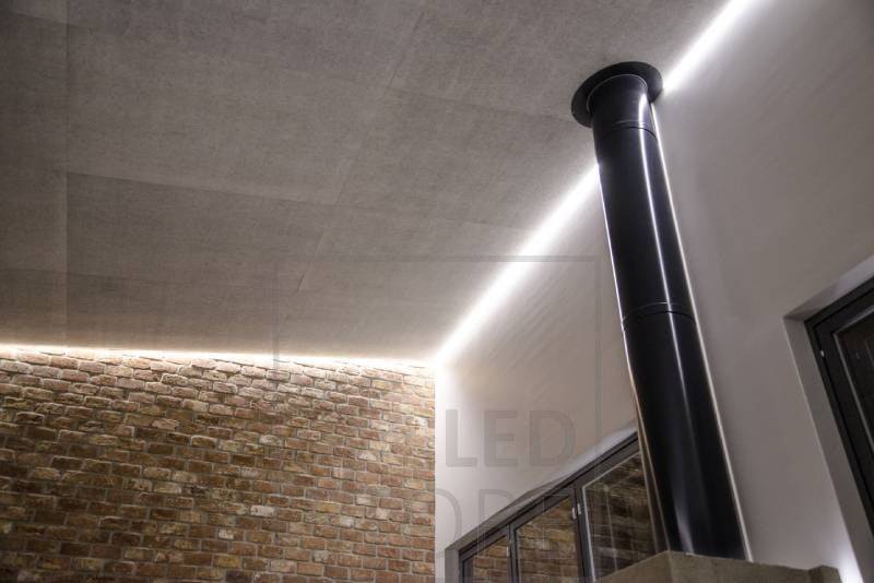 La iluminación indirecta en el techo de la sala de estar, con control de temperatura de color, crea una iluminación temperamental en el espacio. Ledstore.fi